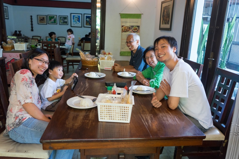   Our first stop was Dapur Dahapati for lunch, on our way to the
hotel 